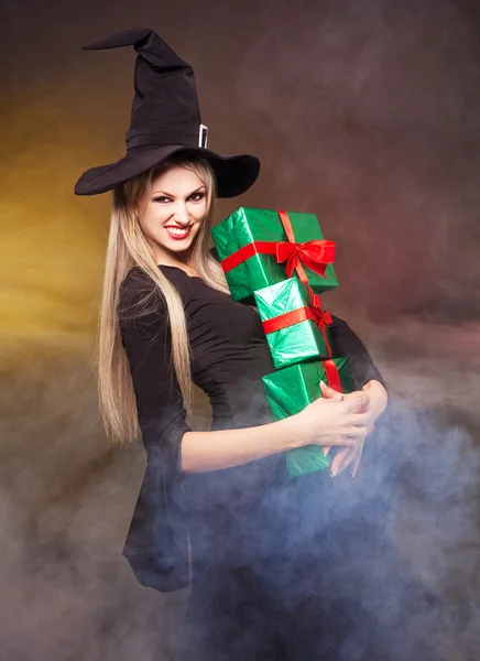 Czarownica z prezentami — Zdjęcie stockowe