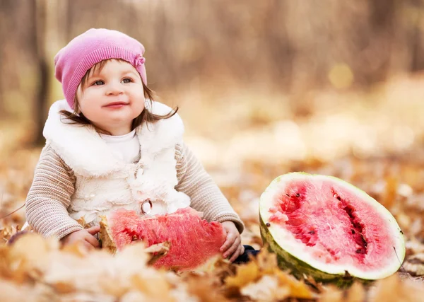 Baby met watermeloen — Stockfoto