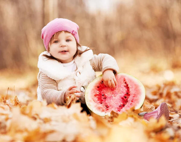 Baby mit Wassermelone — Stockfoto
