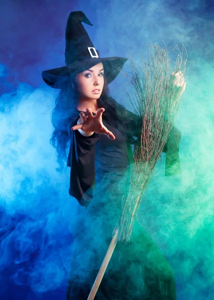 Красивая ведьма — стоковое фото