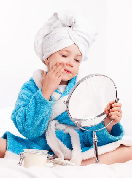 Niño aplicando crema — Foto de Stock
