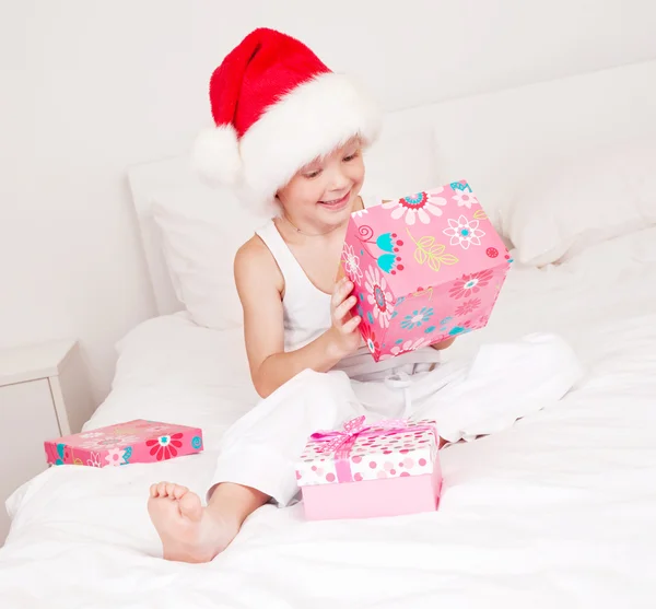 Kind feiert Weihnachten — Stockfoto
