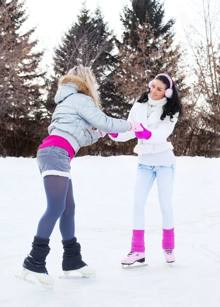 Κορίτσια πατινάζ στον πάγο — Φωτογραφία Αρχείου