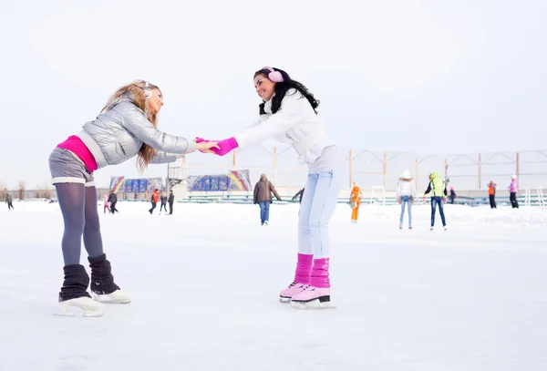 Niñas patinaje sobre hielo —  Fotos de Stock
