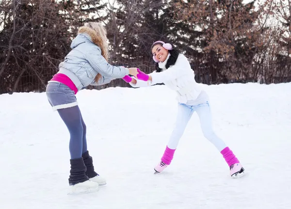 Mädchen Eislaufen — Stockfoto