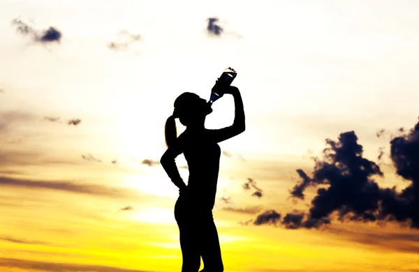 물을 마시는 여자 — 스톡 사진