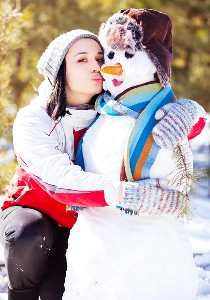 Женщина со снеговиком — стоковое фото