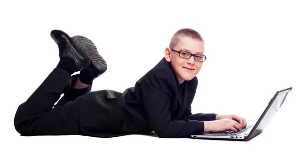 Мальчик с ноутбуком — стоковое фото