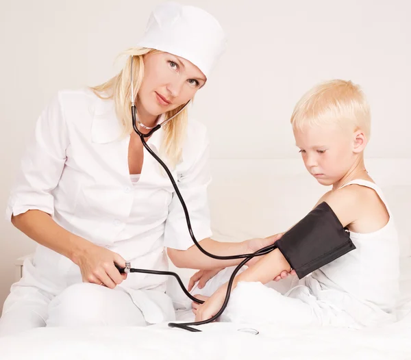 Doctor and a child — Stock Photo, Image