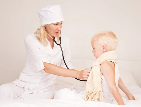 Lékař a dítě — Stock fotografie