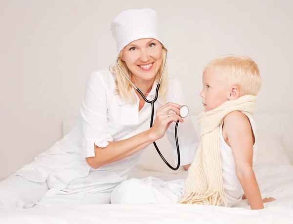 Dottore e un bambino — Foto Stock