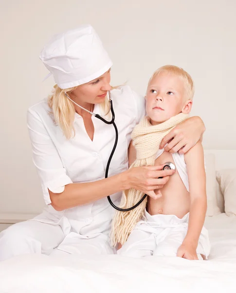 Lekarz i dziecko — Zdjęcie stockowe