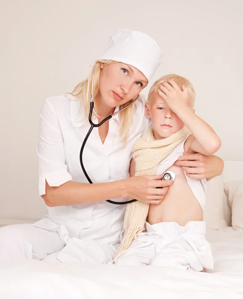 Доктор и ребенок — стоковое фото
