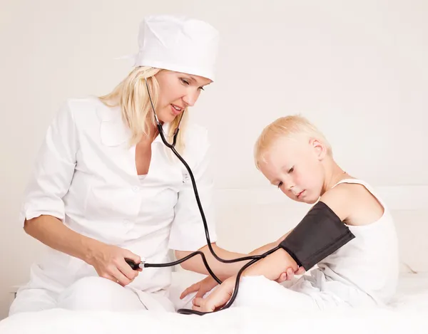 Arzt und ein Kind — Stockfoto