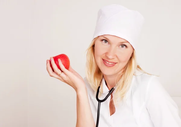 Arzt mit einem Apfel — Stockfoto