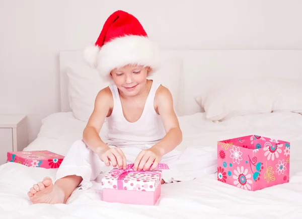 Çocuk hediyeleri açma - Stok İmaj