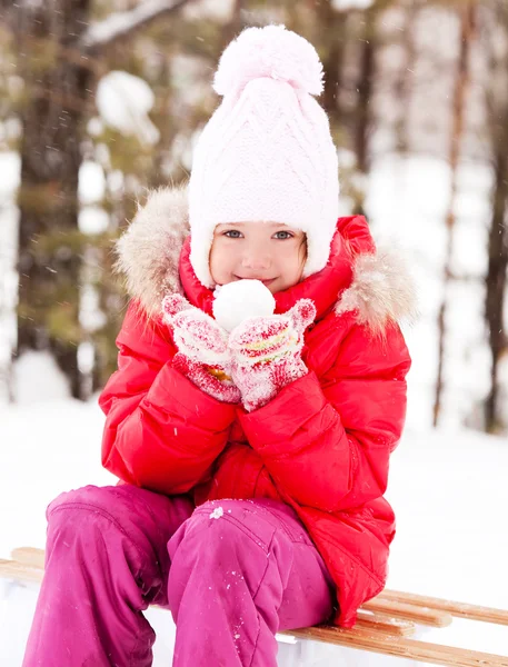 Dziewczyna się kuli śniegowej — Zdjęcie stockowe