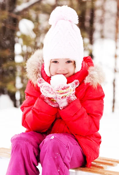 雪の玉と少女 — ストック写真