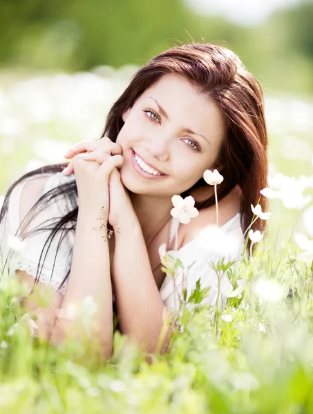 Femme en plein air — Photo