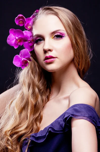 Vrouw met een orchidee — Stockfoto