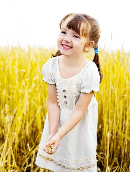 Meisje in het tarweveld — Stockfoto
