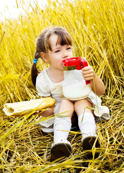 Girl having a picnic — Stock Photo, Image