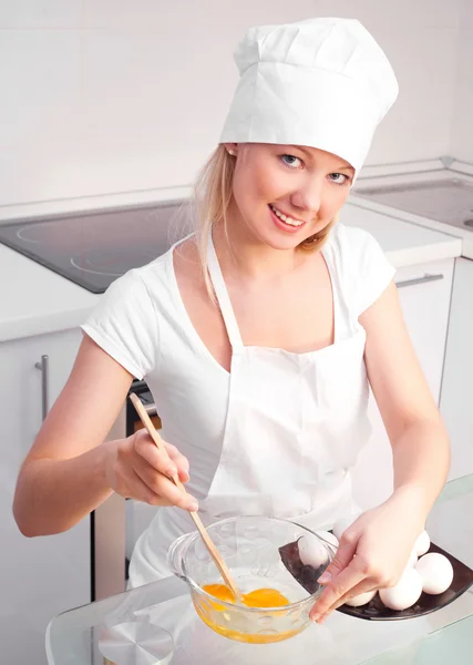 Vrouw koken — Stockfoto