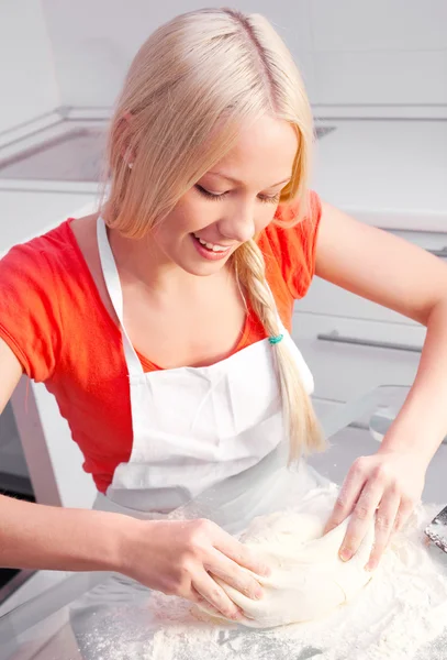 Mujer horneando — Foto de Stock