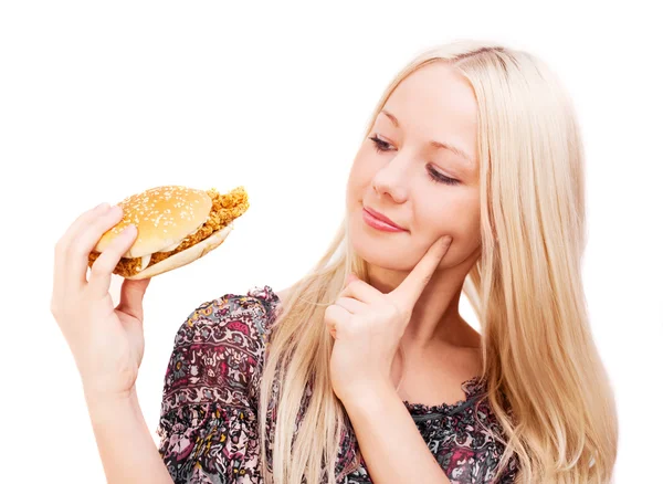 Mujer comiendo una hamburguesa — Foto de Stock