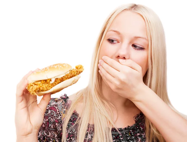 Femme mangeant un hamburger — Photo
