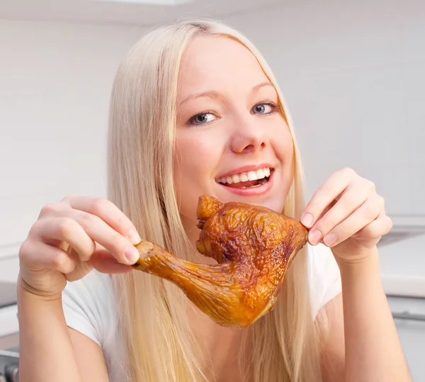 stock image Woman eating chicken