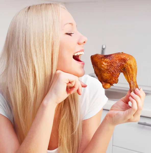Vrouw eten kip — Stockfoto
