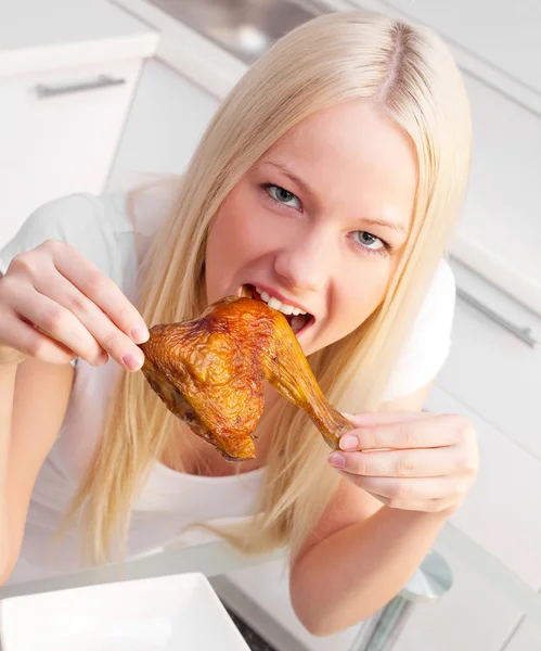 Frau isst Huhn — Stockfoto
