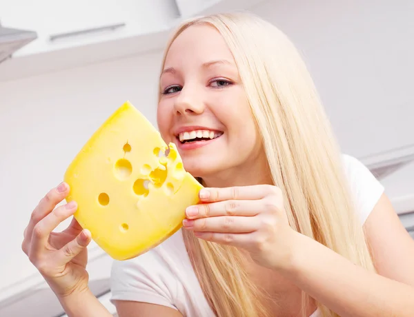 Žena se sýremチーズを持つ女性 — ストック写真