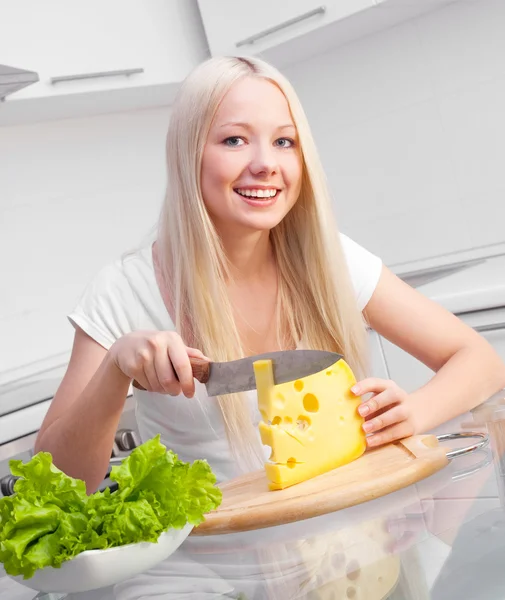 Γυναίκα με τυρί — Φωτογραφία Αρχείου
