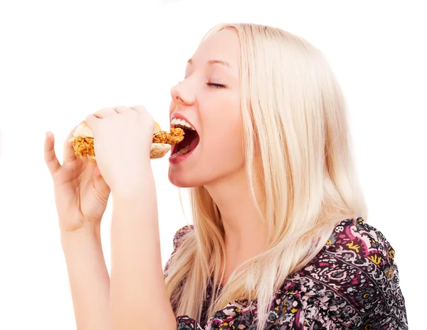 Mulher comendo um hambúrguer — Fotografia de Stock