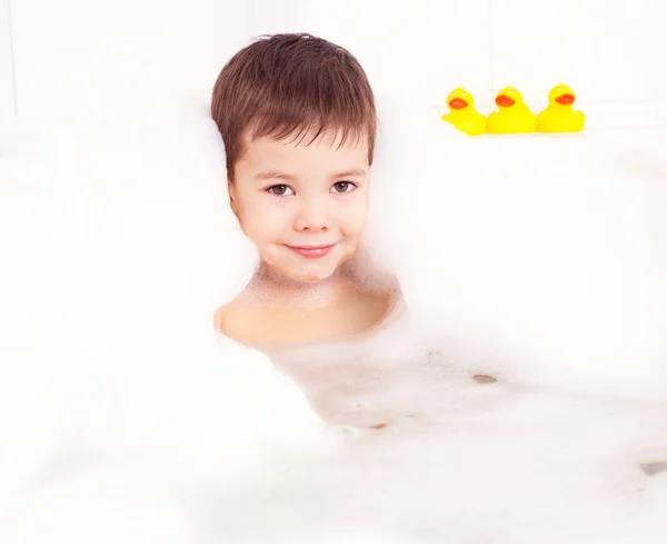 Menino tomando um banho — Fotografia de Stock