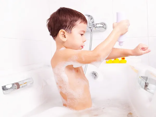お風呂の少年 — ストック写真