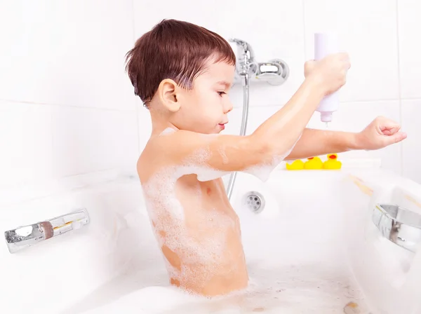 Niño tomando un baño — Foto de Stock