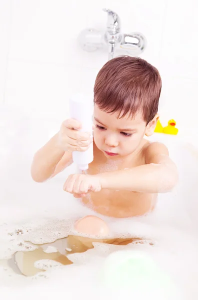Мальчик принимает ванну — стоковое фото