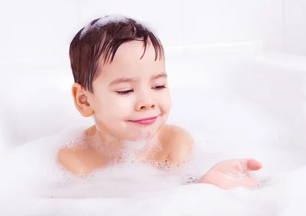 男孩洗澡 — 图库照片