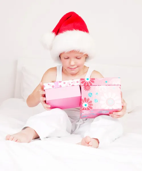 Enfant avec cadeaux — Photo
