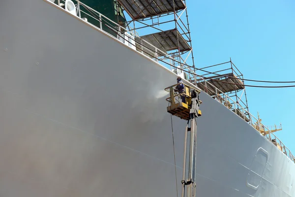 Worker painting of the ship — Stock Photo, Image