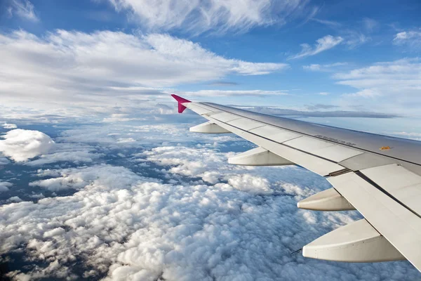 云层和飞机的翅膀 — 图库照片