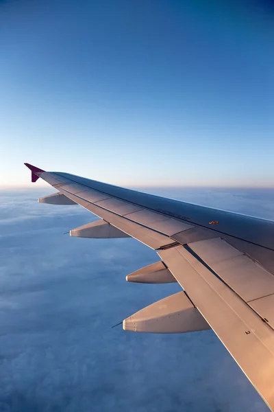 云层和飞机的翅膀 — 图库照片