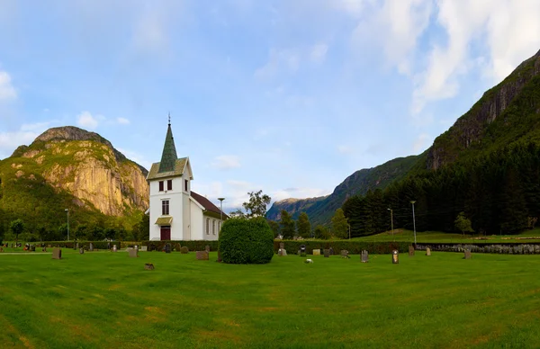 Iglesia en las montañas — Foto de Stock