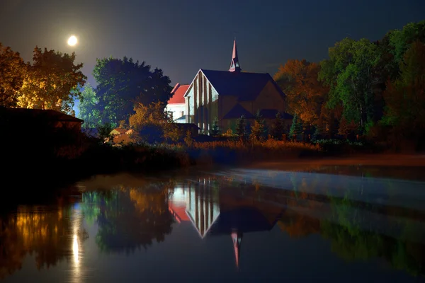 教会在晚上 — 图库照片