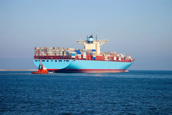 Container ship leaves the port, assist by a tugboat. — Stock Photo, Image