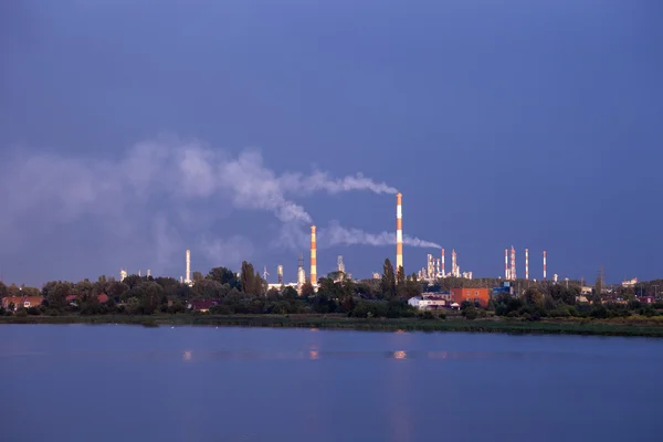 Raffinaderij in storm — Stockfoto