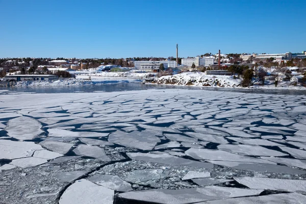 Quay port täckt med is. — Stockfoto
